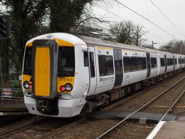 Влак на батерии започна редовни курсове (видео)