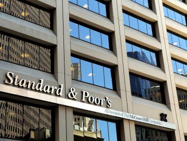 Standard & Poor's понижава кредитния рейтинг на Гърция