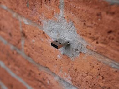 Художник вгражда флашки в стените