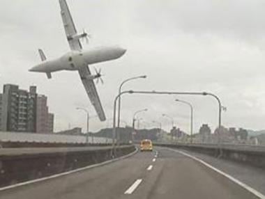 Самолет катастрофира в Тайпе, най-малко 15 загинали