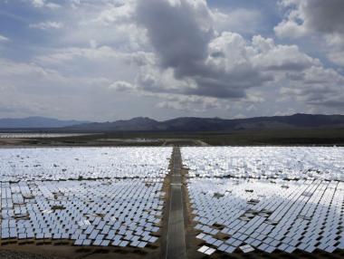 Apple строи соларен център за данни за $2 млрд.