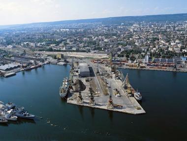 Вятър затвори Пристанище Варна