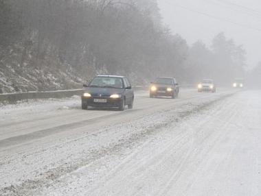 Затворени пътни участъци заради снеговалежи