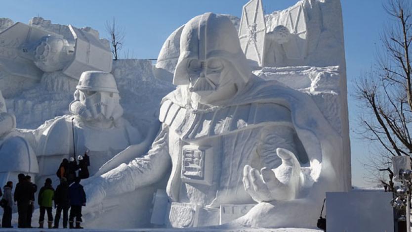 Масивни скулптури на Междузвездни войни от сняг