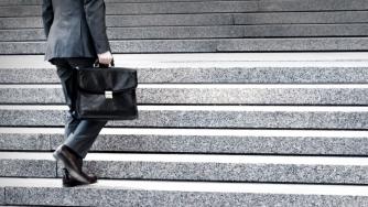 Проверяват колите и парите на държавни чиновници