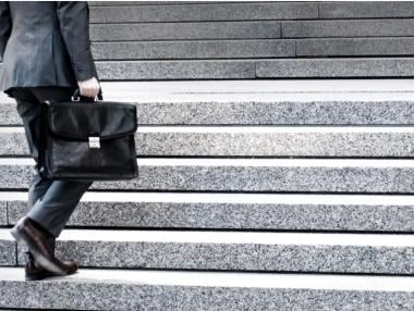 Проверяват колите и парите на държавни чиновници