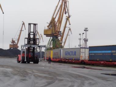 Нова линия качва тировете на влак