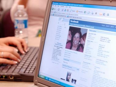 Какво издава профилната снимка във Facebook?