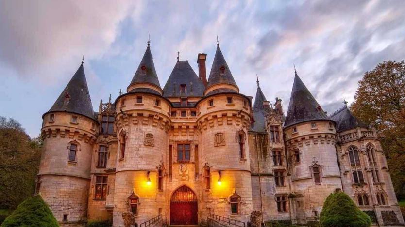Замък край Париж от 1504 г. в продажба за $5.7 млн.