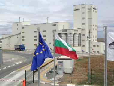 Офшорка приватизира завод на две банки