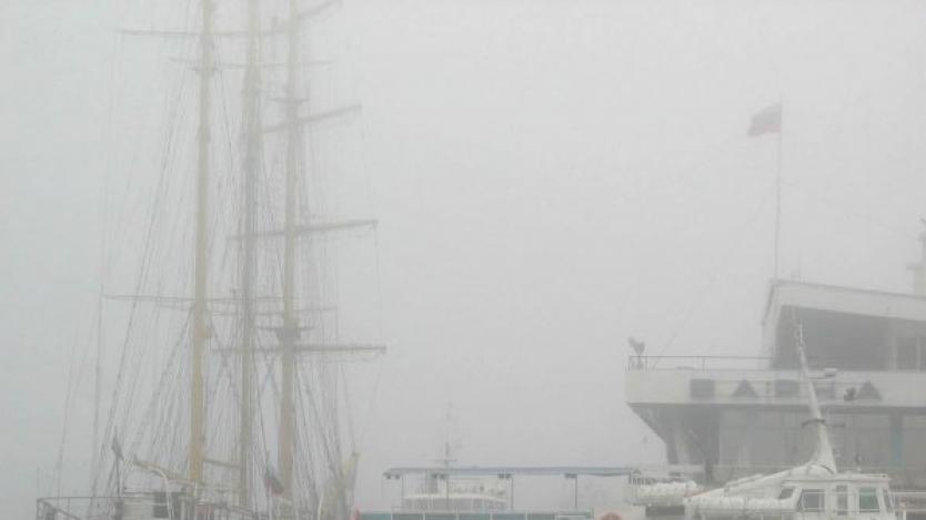 Затвориха Пристанище Варна заради намалена видимост