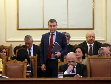 Властта одобри новия дълг с внушително мнозинство (обновена)