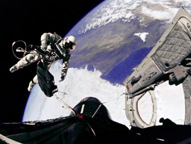 Продадоха снимка на първия астронавт в космоса за $21 000