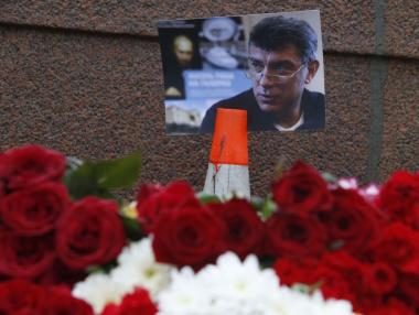 Разслeдват пет версии за убийството на Немцов