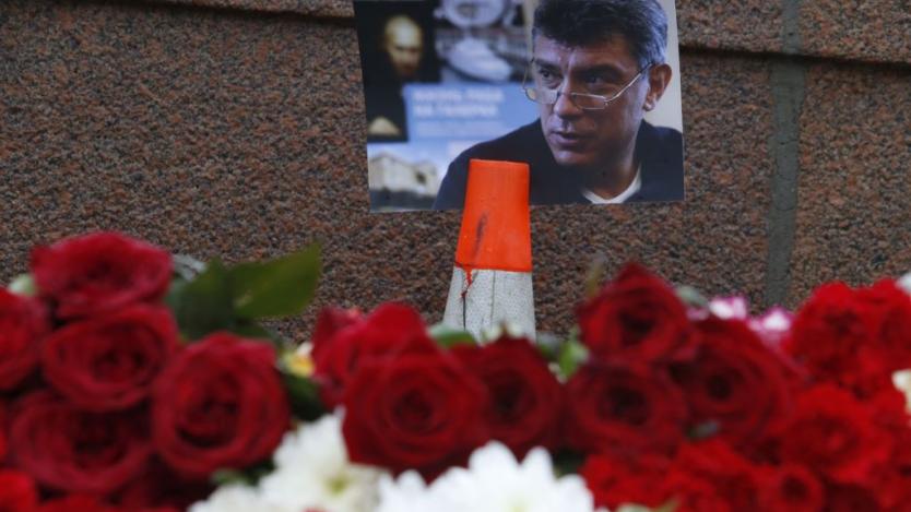 Разслeдват пет версии за убийството на Немцов