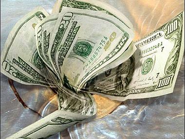 Доларът отстъпва под натиска на йената