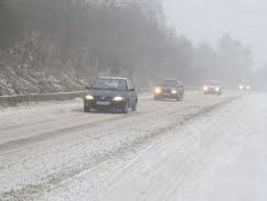 Затруднено движение по пътищата заради снеговалежи