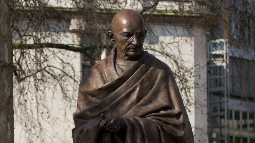Ганди със статуя редом до Чърчил в Лондон