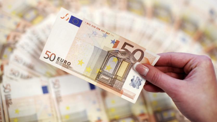 Еврото удари ново 12-годишно дъно