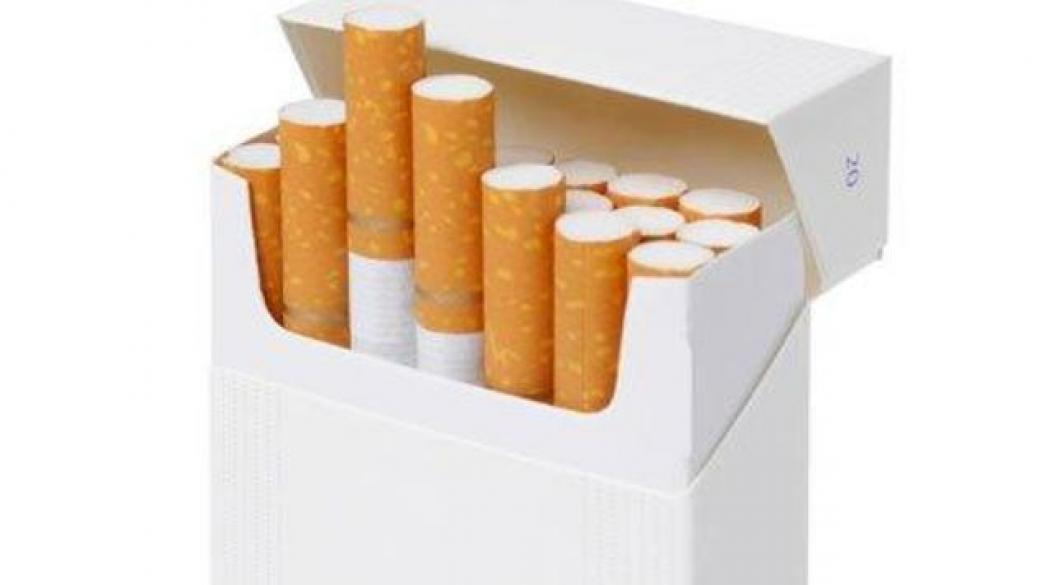 Отлагат страшните надписи по цигарените кутии с година