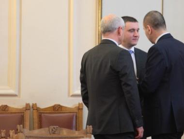 Обмислят финансовият министър да спира сделки