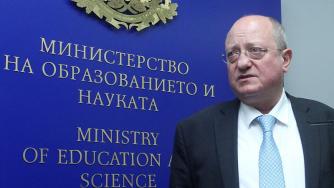 „Електронни или хартиени, учебниците трябва да бъдат променени“