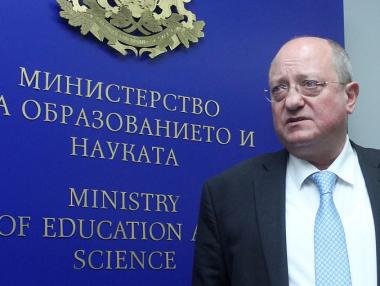 „Електронни или хартиени, учебниците трябва да бъдат променени“