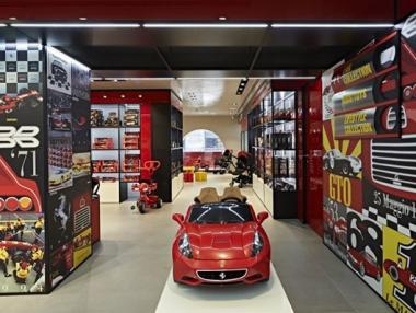 Ferrari с нов луксозен магазин в Милано