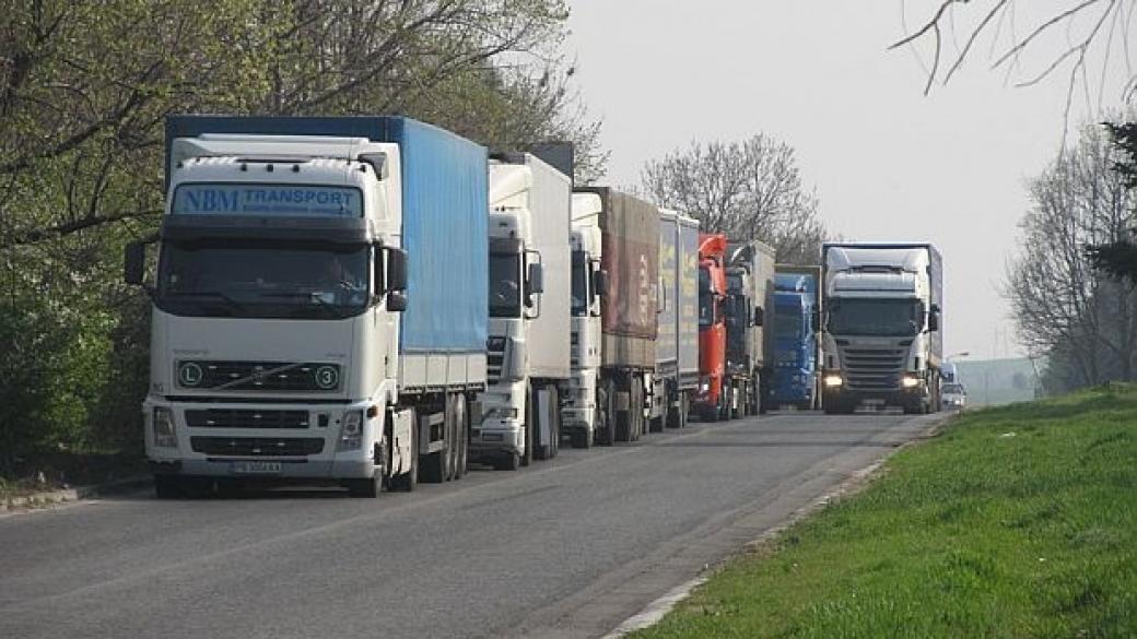 Ограничения за камионите заради трафика преди празниците