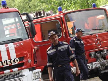 Полицаи и пожарникари около църквите по време на празника