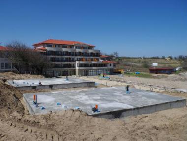 Изливат бетон в къмпинг „Юг“ на Корал