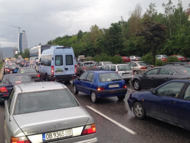 Сериозно задръстване по пътя към летище София