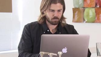 Шеф отряза заплатата си с 90%, за да плаща повече на служителите