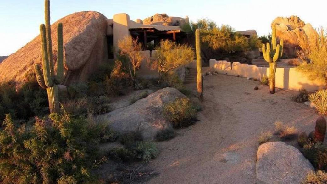 Къща в скалите на пустинята Аризона