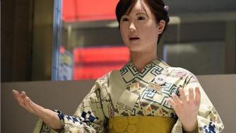 Андроидът Айко посреща клиентите в универсален магазин