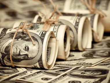 Разнопосочни движения на долара при накъсана търговия с ниски обеми