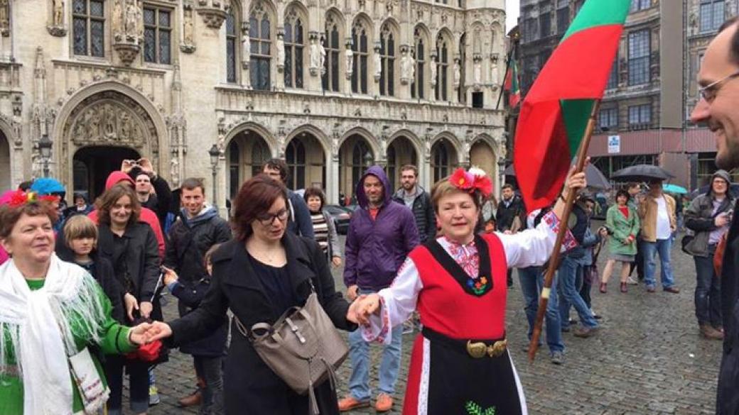 Еврокомисар поведе българското хоро в Брюксел