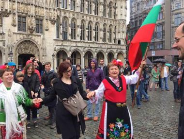 Еврокомисар поведе българското хоро в Брюксел