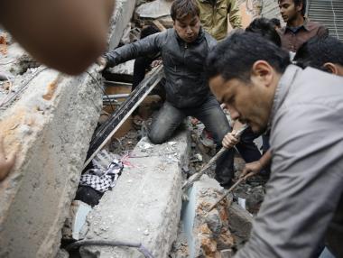 САЩ изпраща спасители и отпуска 1 млн. долара на Непал