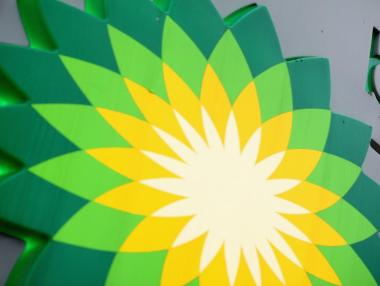 Великобритания в опит да блокира сделка на BP с Royal Dutch