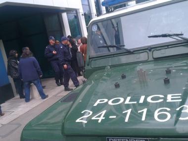 Съдия изпълнител нахлу в ТВ7 с полиция (обновена)