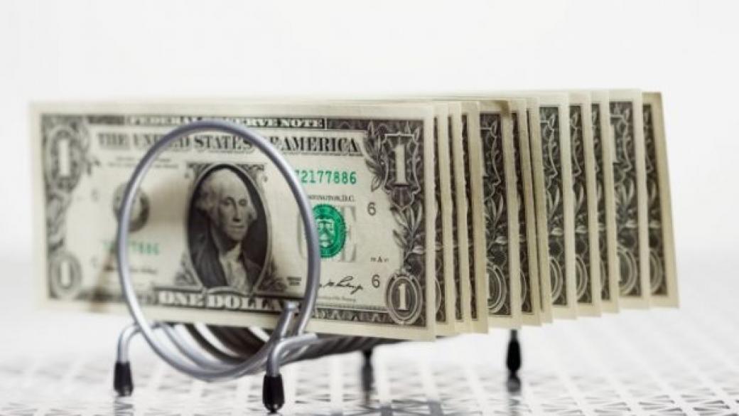Доларът възвърна малко от загубите си след коментари на Фед