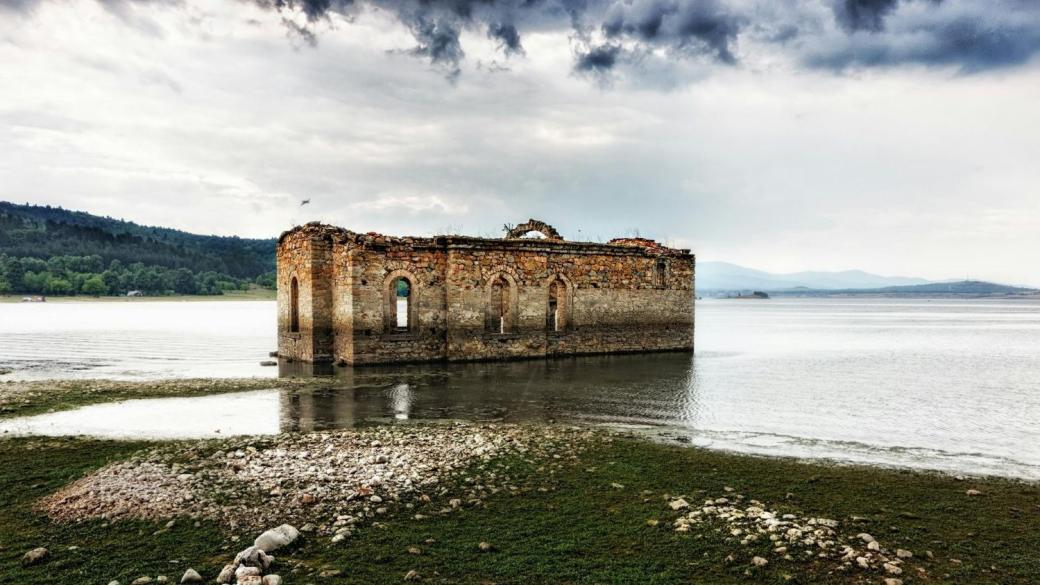 Daily Mail: Потопената църква в България