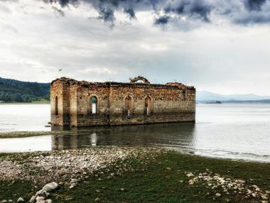 Daily Mail: Потопената църква в България