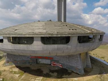 Daily Mail: Дрони снимат паметника на Бузлуджа