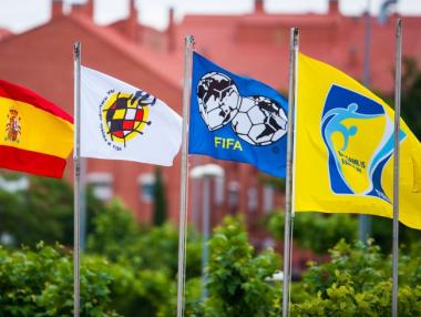 Футболът в Испания спира за неопределено време