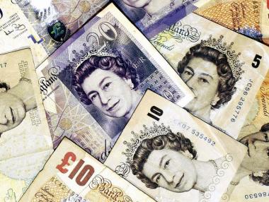 Стерлингът изригна след първоначалните резултати от изборите във Великобритания