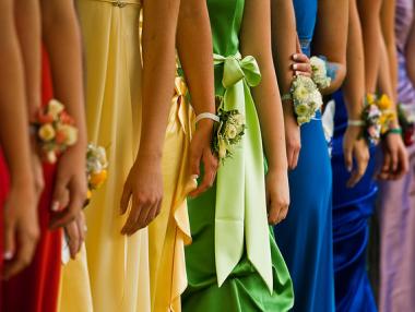 Абитуриентските рокли и тенденциите за 2015 г.