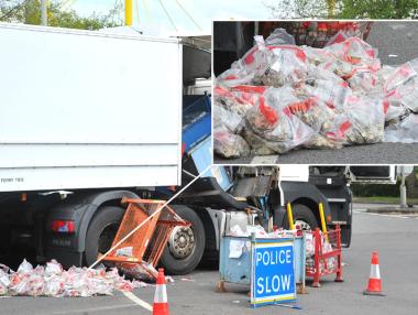 Камион разсипа £1 милион на улицата