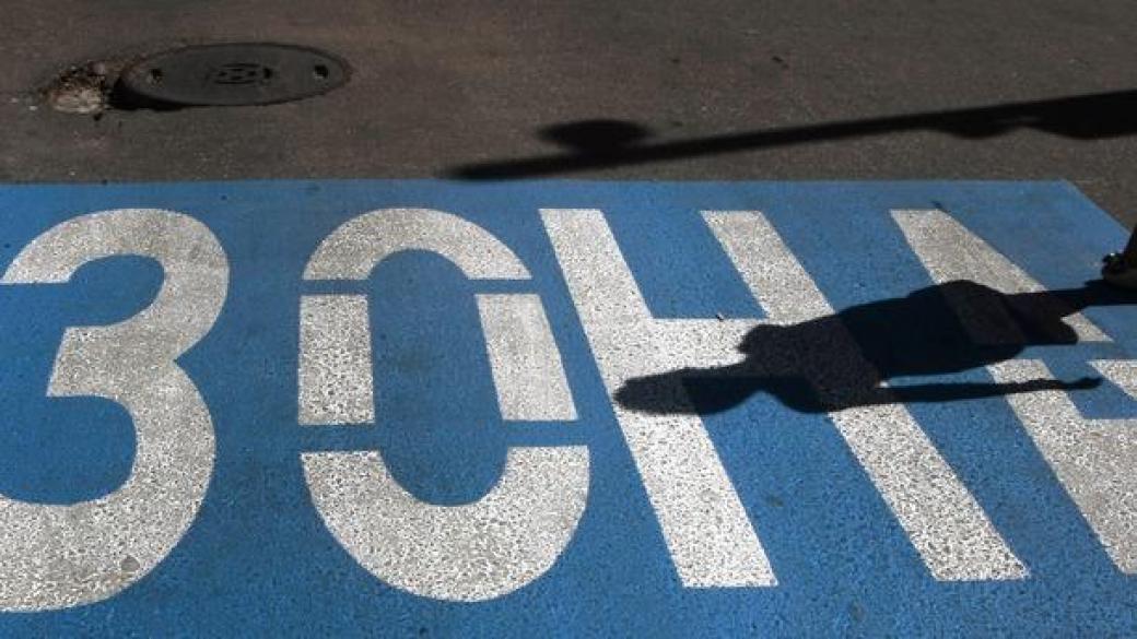Няма да се въвежда глоба паркиране около националния стадион